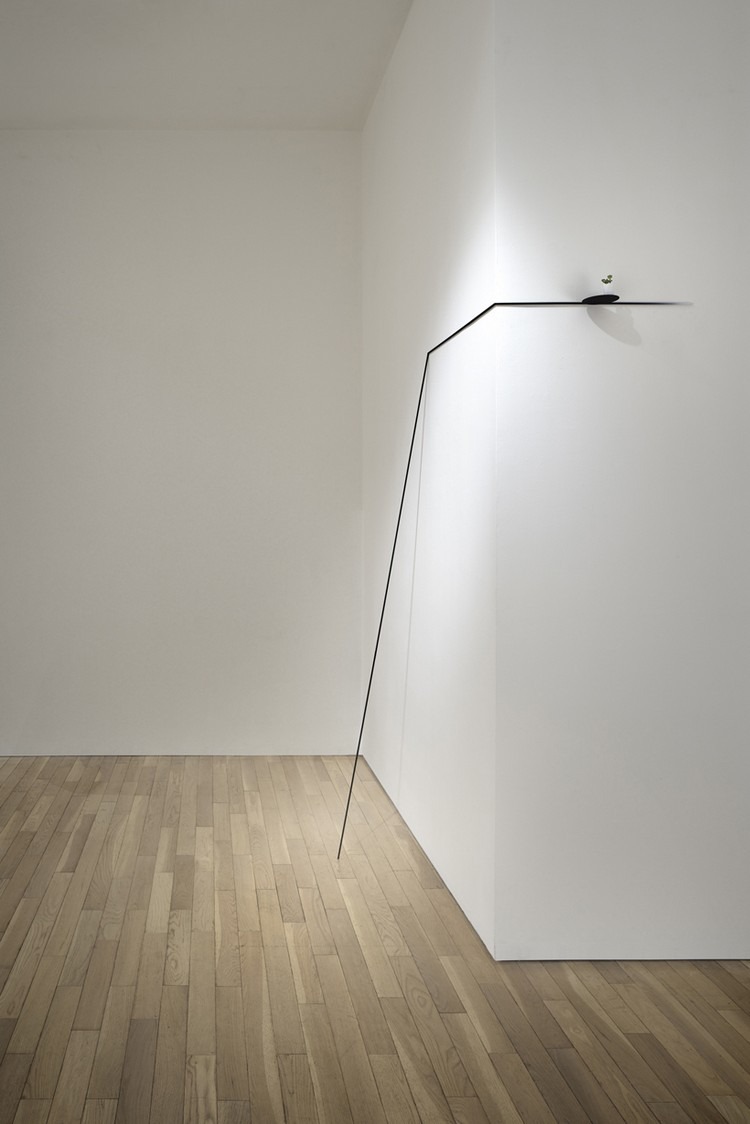 dizajnové bočné stoly-ohraničenie-čierna-kovová lišta-tenké