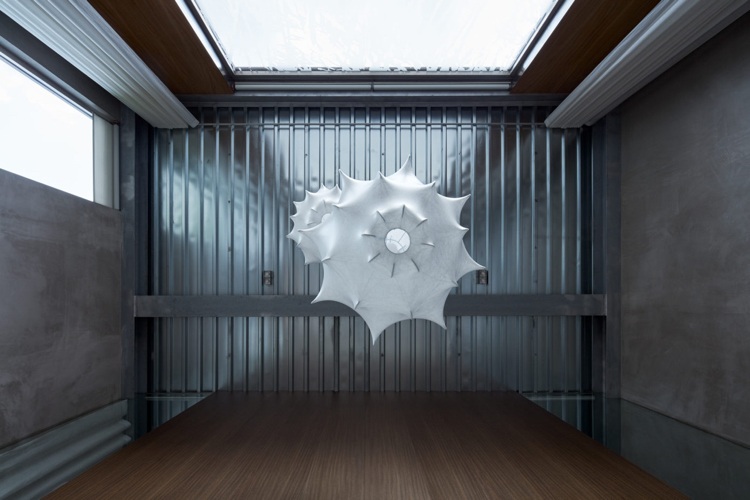 minimalistický nábytok betón drevo dizajn svetlo svetlík oceľ