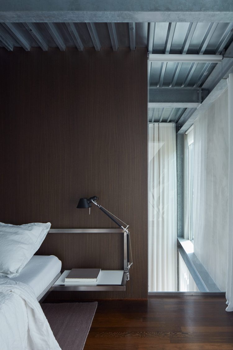 minimalistický nábytok betónové drevo tmavý vzhľad wenge