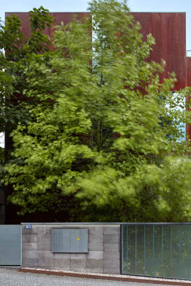 fasáda z nehrdzavejúcej ocele architektúra moderného domu