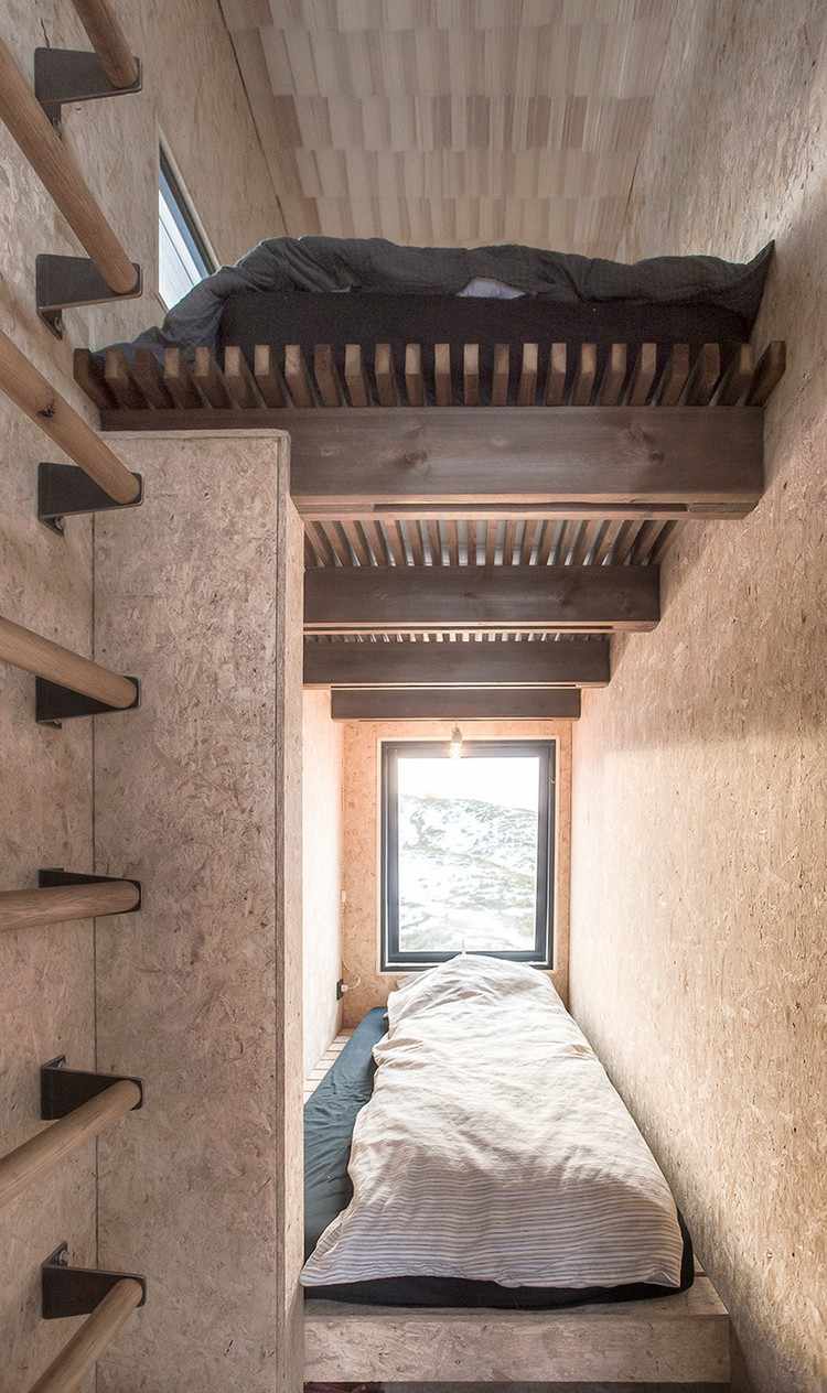 minimalistický chata drevený interiér postele postele rebrík