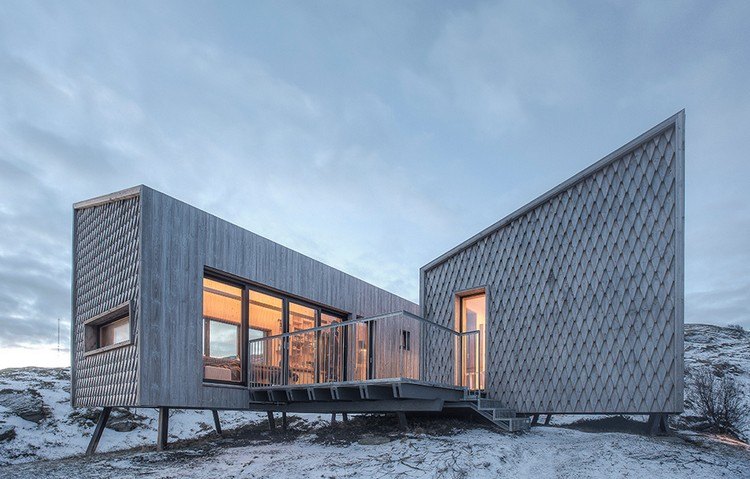 chata na chodúľoch kebony drevené obloženie vzorované