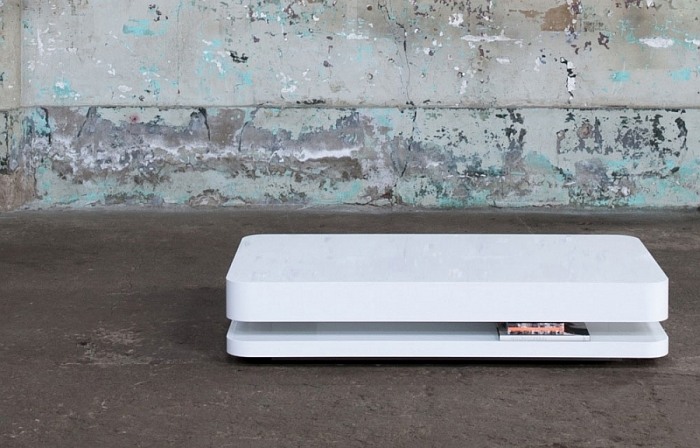 Nábytok do obývačky v bielej farbe - minimalistická estetika obývačka-nábytok-v-bielom-minimalistickom-konferenčnom stolíku-zaoblený