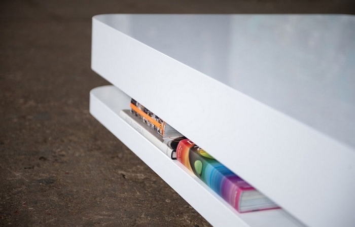 Biely konferenčný stolík s poličkou na noviny a knihy elegantný-nábytok-v-bielom-konferenčnom stolíku-polička-úložný-priestor pre noviny