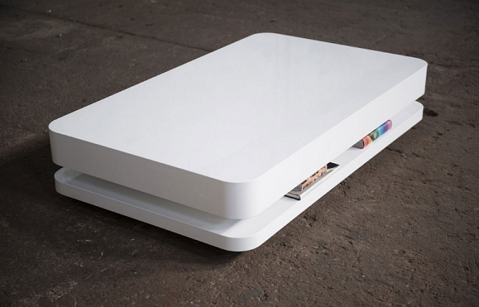 Nábytok v bielych čistých rovných líniách zdôrazňuje elegantnú siluetu Konferenčný stolík s bielym nábytkom pre minimalistický nábytok