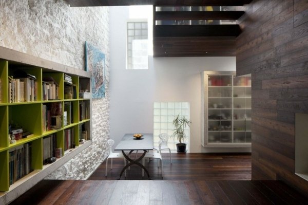 obývací priestor so zelenou nástennou policou