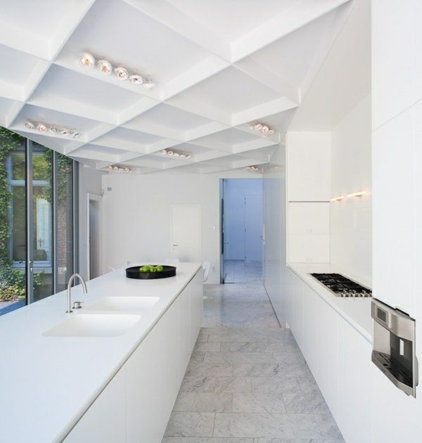 Kuchynské LED stropné svetlá minimalistická biela farba Minimalistické nápady na dizajn kuchyne v bielej farbe