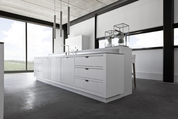 Moderný kuchynský dizajn bielych závesných svetiel na strednom ostrove Kuchynský ostrovček moderná kuchyňa biely závesný svetelný dizajn jednoduchý