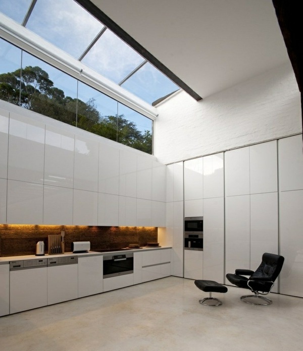 moderný kuchynský biely svetelný svetlík led osvetlenie minimalistická rohová kuchyňa biele farebné LED osvetlenie