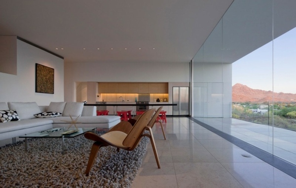 Nábytok nápady drevené stoličky biela pohovka Nápady na zariadenie drevené stoličky koberec kuchynský ostrov