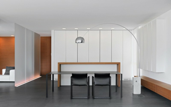 Drevená lavica vstavaná skriňa, jedáleň, čierne kožené stoličky Kovová lampa do vstavanej skrine do jedálne v drevenej lavici