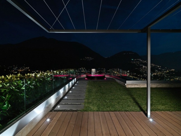 Nočný pohľad na osvetlenie trávnika na streche Nočný pohľad na strešné ružové žiarovky