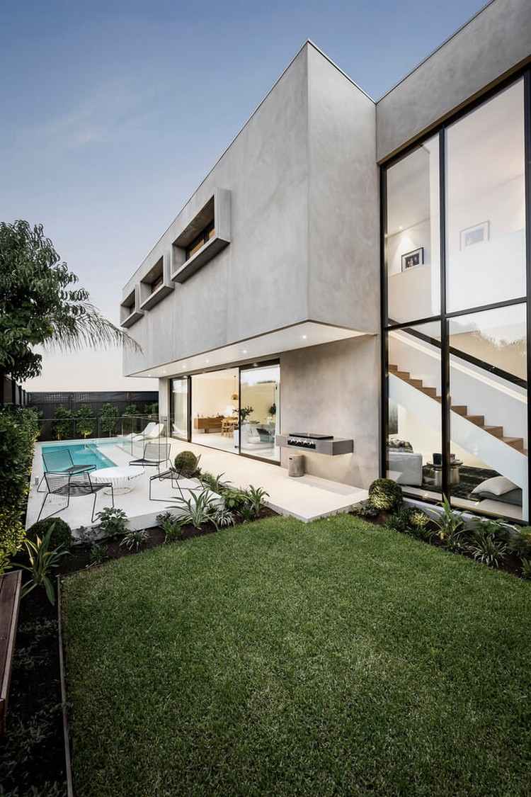 Betónový dom s bazénom, záhradou, grilom, trávnikom a záhonmi