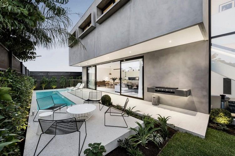 Betónový dom s bazénom dvor s terasou-vonkajší nábytok-priestor na grilovanie