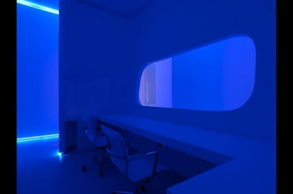 bielo modrá kancelárska budova minimalistická architektúra - zaujímavý interiérový dizajn