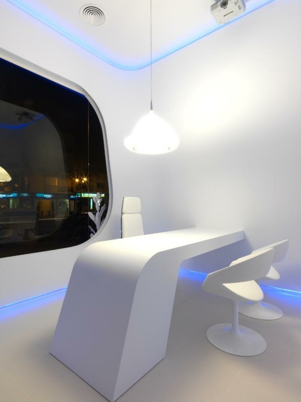 moderný interiér kancelárskej budovy zaujímavý interiérový dizajn - moderná kancelárska budova