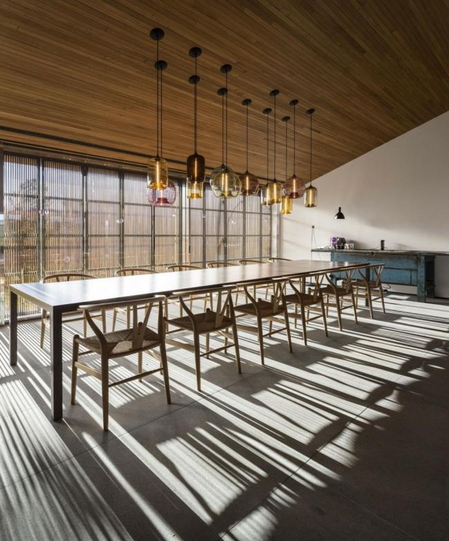 Interiér jedálne exotický nápad Zariadenie drevených stoličiek s exotickým dizajnom