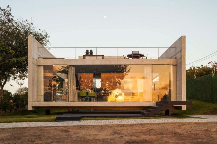 drevo-betón-vysoká-terasa-posuvné-okná-moderné zariadenie