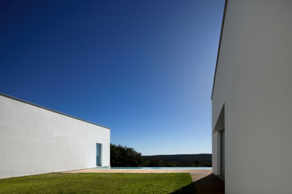 moderný dom biela fasáda moderný dom-biela-fasáda