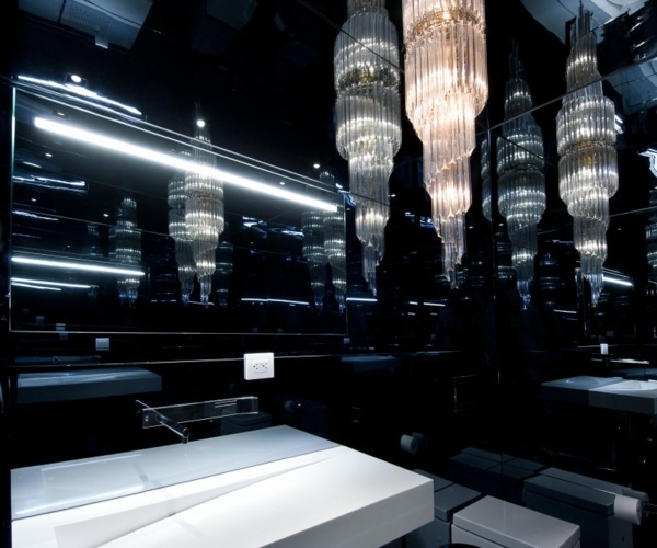 minimalistický interiér s lustrom