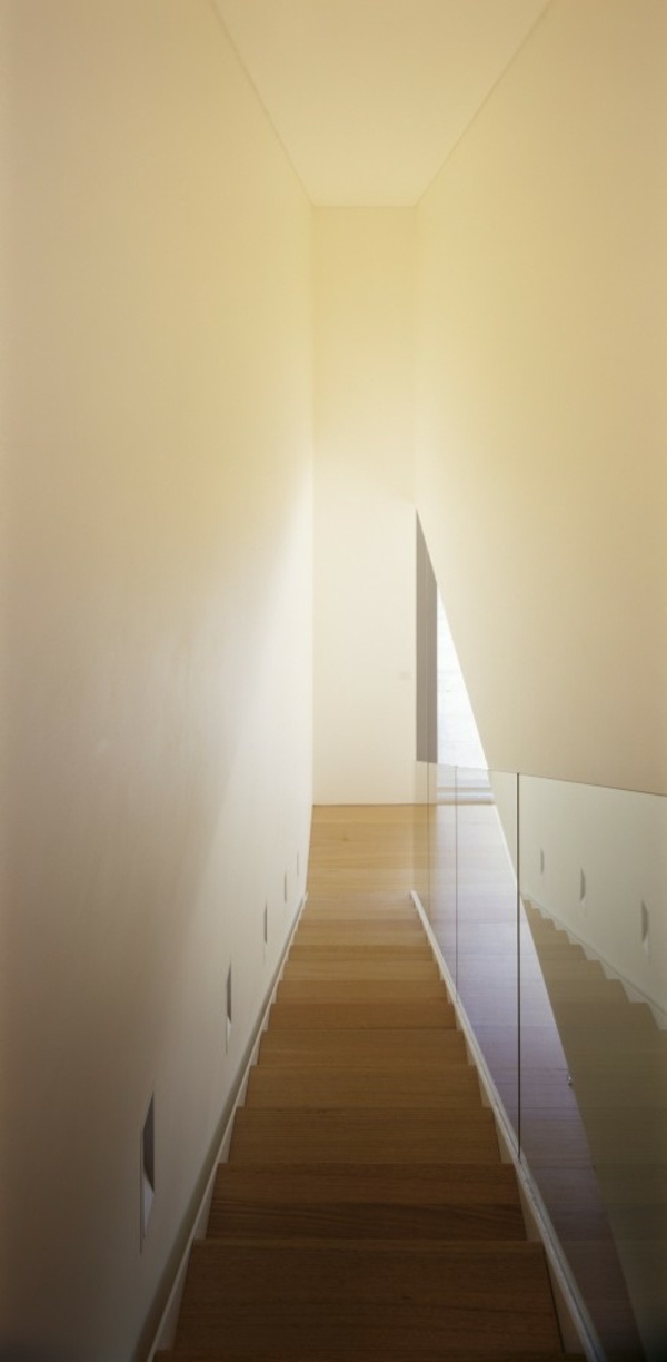 úzky schodiskový dom