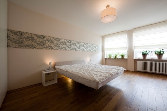 moderná posteľ v spálni