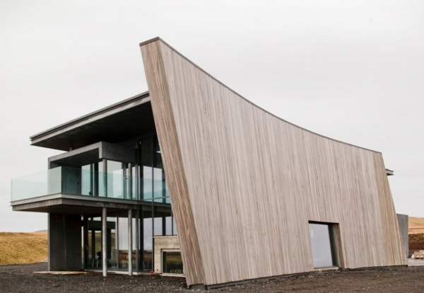 moderný vidiecky dom so sklenenou fasádou Minimalistický vidiecky dom z drevenej konštrukcie