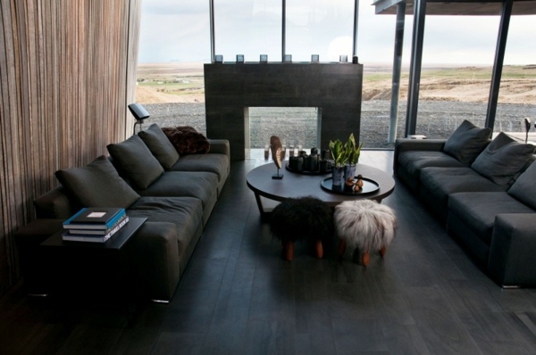 sedacia súprava sivá-krb vidiecky dom-minimalistický interiér Minimalistický vidiecky dom