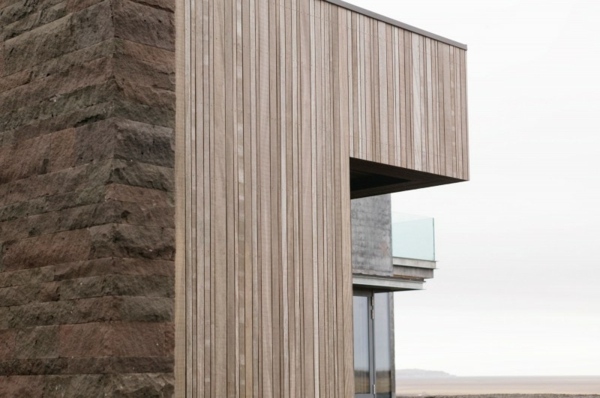 Sklenená fasáda vidieckeho domu z prírodného kameňa Fasádny vidiecky dom z prírodného kameňa