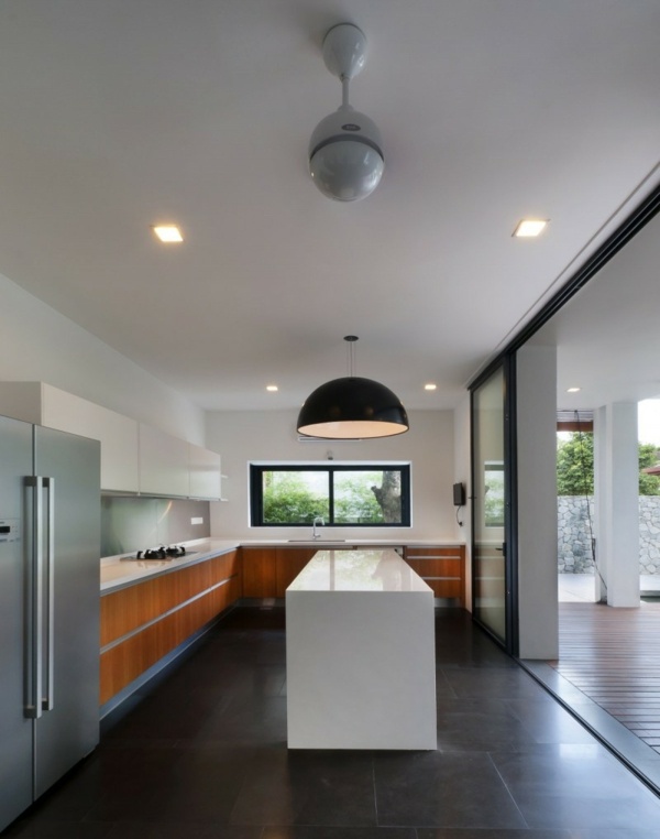 minimalistická moderná lesklá kuchyňa