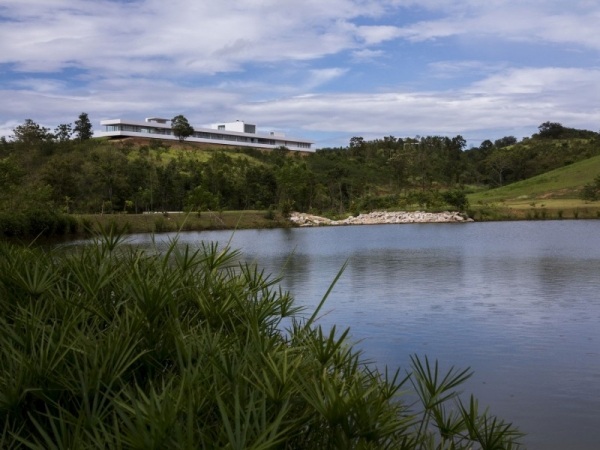 návrh víkendového domu v prírode v minimalistickom štýle