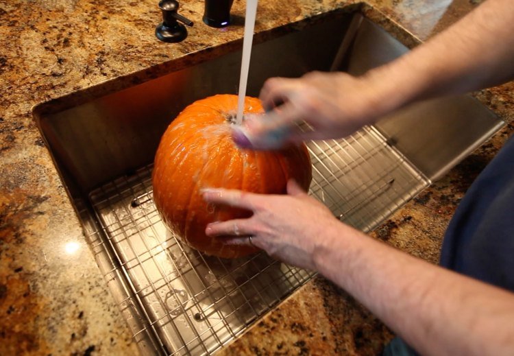 krok za krokom umyte minionovú tekvicu