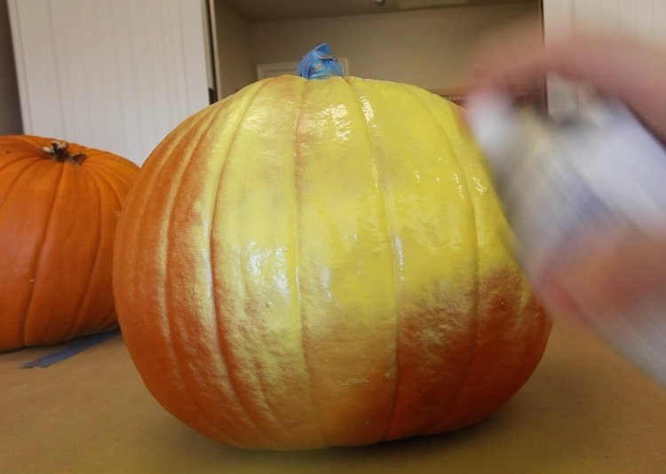 urobte si minionovú tekvicu sami, farebný sprej 2. kroku