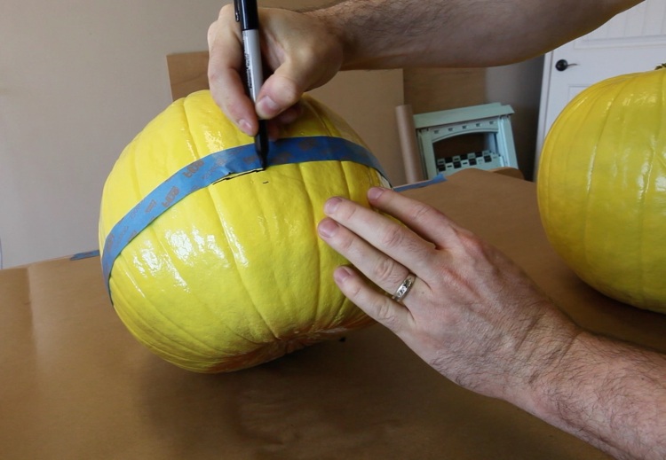 urobte si minionovú tekvicu sami pokyny krok 3 nakreslite