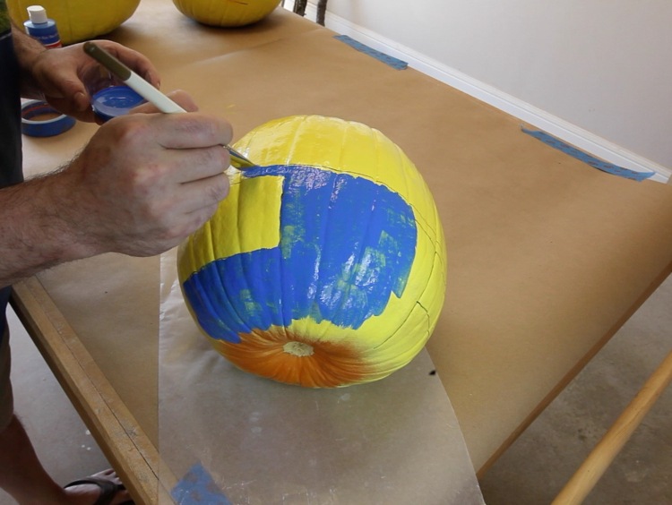 urobte si minionovú tekvicu a vymaľujte si nohavice, krok 5