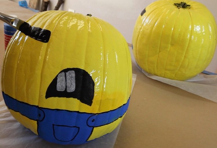 Ako namaľovať návod na prisluhovača tekvicové oči