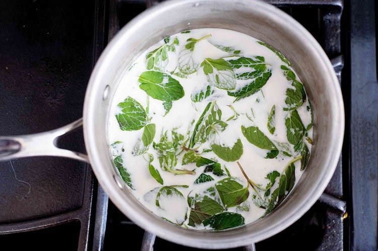 Čerstvú mätu namočte do krému