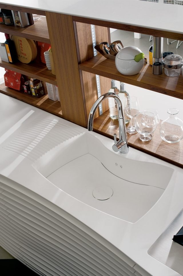 Varný ostrov-hi-macs-biela-drez-drevené-poličky-výsuvné