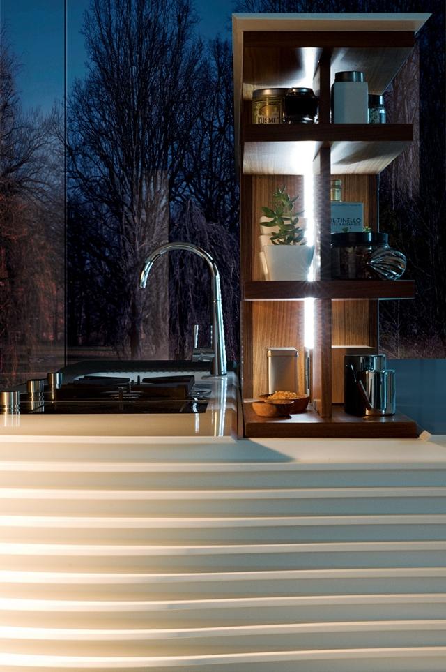 dizajnér-kuchynský-ostrov-hi-macs-drevené-poličky-led-pásy