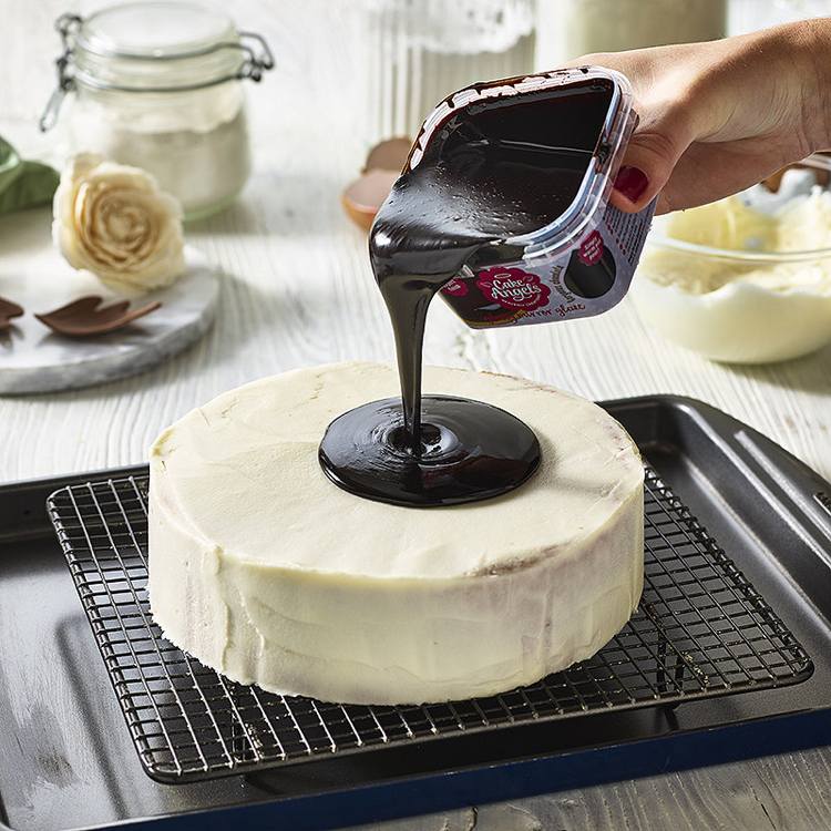 torta so zrkadlovou glazúrou pripravujúca zrkadlový koláč nalievanie glazúry