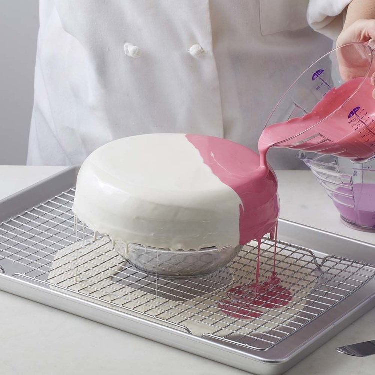 zrkadlová glazúra torte nalejte dve farby glazúry