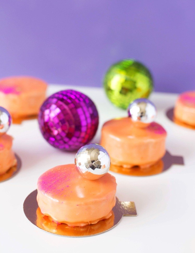 party so zrkadlovou glazúrou, deti pripravujú