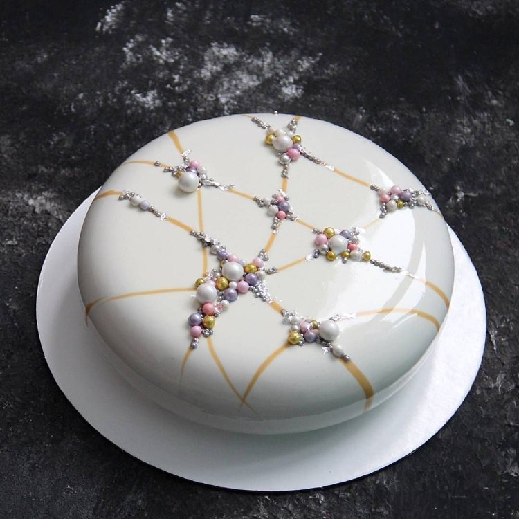 zrkadlová poleva koláč cukrové perly zdobia špáradlo farbou