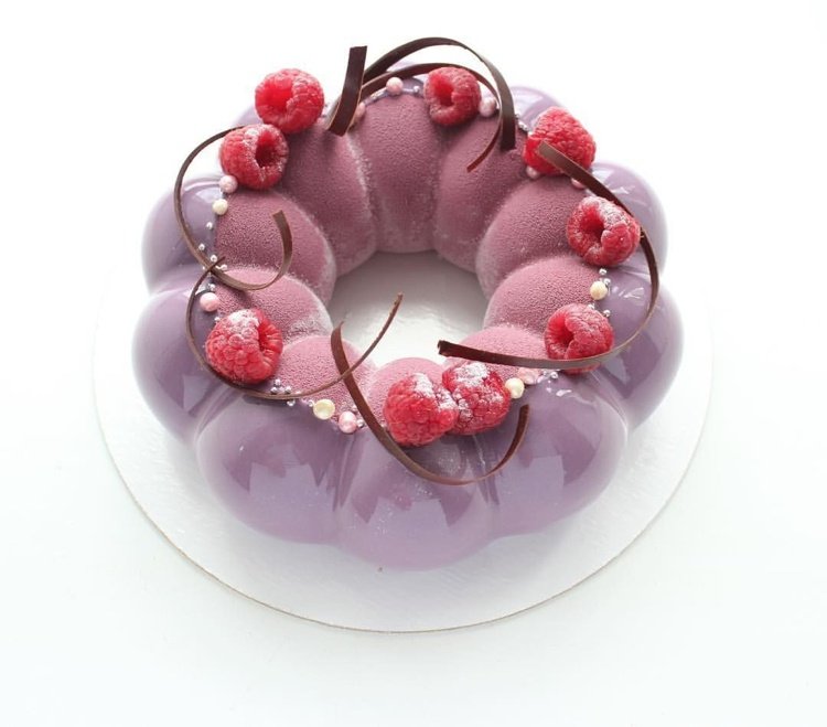 torta so zrkadlovou glazúrou zrkadlová torta v strede