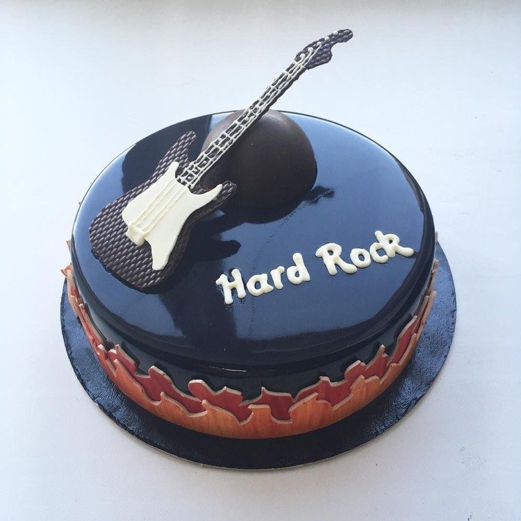 fondánový štítok na tortu so zrkadlovou glazúrou