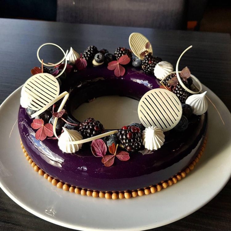 bobule koláča so zrkadlovou glazúrou majú chuť bielej čokolády