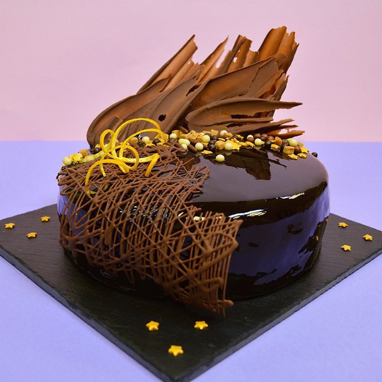 spodný riadok koláča so zrkadlovou glazúrou