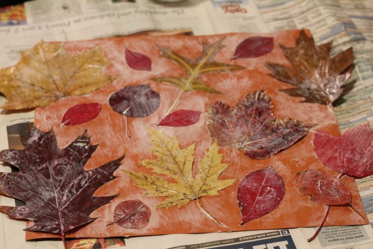 Jesenná dekorácia na stôl z listov leták-jeseň-drotár-lepidlo-farebný-dizajnový papier