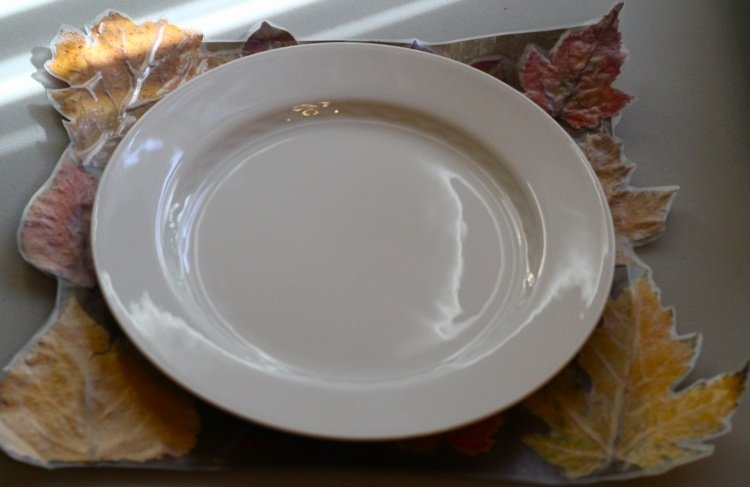 Ozdobte na jeseň jedálenský stôl listy-jeseň-drotár-večera-dekorácia-taniere-jeseň-dizajn