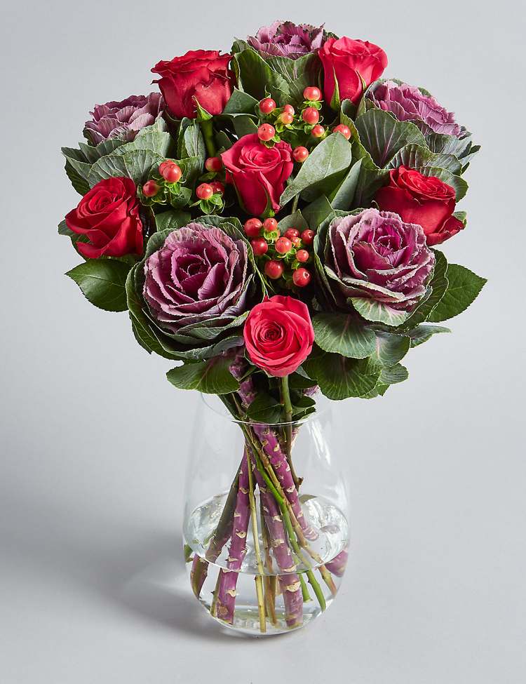 Vianočné kvety zdobia bobule kapustových ruží